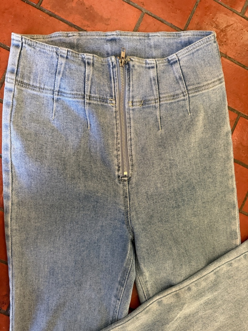 High-Rise Light Blue Women’s Jeans with Front Zip Closure S-M